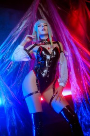 bas,botte,botte longue,caucasien,cd projekt red,cheveux multicolores,cosplay,cyberpunk edgerunners,debout,femme,frange,habits brillants,leotard,lucy kushinada,non-nude,ongles longs,sangle de cuisse,vernis mains