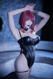 aisselle,bas en résille,caucasien,chainsaw man,cheveux rouge,cosplay,debout,femme,frange,leotard,makima,non-nude,rouge a lèvres,yeux jaune