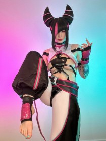 capcom,caucasien,cheveux brun,cheveux multicolores,collier,collier à piques,cosplay,debout,doigts de pied,femme,frange,gants,gants sans doigts,jambe levée,juri han,non-nude,pieds,rouge a lèvres,seins moyens,street fighter,tatouage,vernis pieds,yeux rose