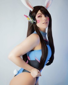 blizzard entertainment,caucasien,cheveux brun,cosplay,d.va,femme,overwatch,yeux marron