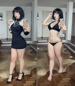 bikini,caucasien,cheveux brun,cheveux court,cosplay,cuisses,doigts de pied,femme,frange,fubuki (one punch man),grosses cuisses,grosses lèvres,jambes,maria fernanda (fegalvao),multiples vues,one punch man,pieds,pieds nus,robe,rouge a lèvres,selfshot,talon aiguille