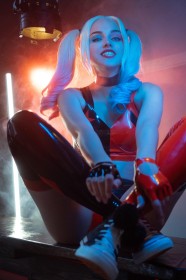 assis,batman (series),caucasien,cheveux blond,cosplay,couette,dc comics,femme,gants,gants sans doigts,habits brillants,harley quinn,rouge a lèvres,shirogane-sama,short,sourire,vilains