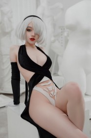 assis,bandeau,caucasien,cheveux blanc,cheveux court,cosplay,donnaloli (donnami),femme,gants,gants de coude,nier (series),oeil caché,rouge a lèvres,yorha 2b