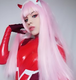 bandeau,caucasien,cheveux rose,cosplay,darling in the franxx,femme,frange,yeux bleu,zero two