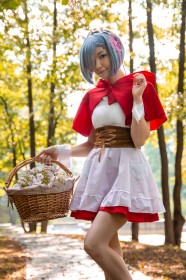 caucasien,cheveux bleu,cheveux court,cosplay,debout,dehors,femme,le petit chaperon rouge,murrningglow,re zero,rem (re zero),robe