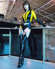 bas,botte,botte à talon,caucasien,cheveux brun,corps entier,cosplay,debout,femme,frange,habits brillants,jarretelles,latex,silk spectre,talon aiguille,tniwe,watchmen