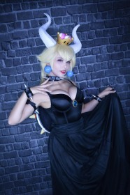 bowsette,caucasien,cheveux blond,cleavage,collier,collier à piques,cornes,cosplay,crocs,femme,gros seins,mario (series),nintendo,princesse,rouge a lèvres,yeux rouge