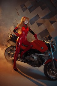 accessoire de cheveux,asuka langley sohryu,caucasien,combinaison,cosplay,debout,femme,frange,habits brillants,main sur la hanche,moto,neon genesis evangelion,ulichan