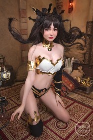 à genou,accessoire de cheveux,caucasien,cheveux brun,cleavage,cosplay,couette,cuisses,culotte,fate (series),femme,ishtar (fate),peachmilky,rouge a lèvres,ruban à cheveux,sourire,yeux rouge