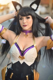 ahri,aisselle,animal humanoide,bras levés,caucasien,cheveux brun,choker,cleavage,cosplay,femme,fille renard,frange,league of legends,oreilles animaux,rouge a lèvres,yeux marron