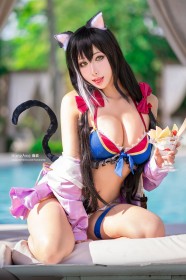 accessoire de cheveux,asiatique,assis,bikini,cheveux brun,chinoise,cleavage,cosplay,dehors,femme,fille chat,frange,gros seins,haneame,karyl (princess connect!),oreilles animaux,princess connect!,queue,yeux vert