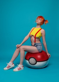 assis,background bleu,bretelles,caucasien,chaussettes,cheveux court,cheveux orange,cosplay,femme,gros seins,jambes,nintendo,ondine,pokemon,rousse,short,short en jean,tniwe,underboob