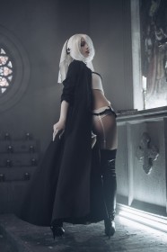 bas,botte,botte à talon,botte longue,caucasien,cheveux blanc,cheveux court,corps entier,cosplay,culotte,debout,femme,gants,jarretelles,nier (series),nonne,regarde derrière,shirogane-sama,talon aiguille,yorha 2b