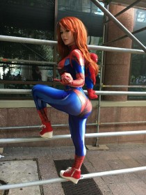 caucasien,combinaison,cosplay,cul,debout,dehors,femme,jenna lynn meowri,marvel,mary jane watson,regarde derrière,rousse,spider-man (series)