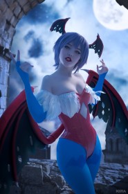 ailes,ailes sur la tête,capcom,caucasien,cheveux court,cheveux violet,cleavage,collant,cosplay,darkstalkers,debout,femme,fille demon,lada lyumos,leotard,lilith aensland,lune,nuit,rouge a lèvres,succube,yeux rouge