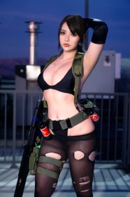 aisselle,arme,asiatique,bikini,cheveux brun,cleavage,collant,cosplay,debout,femme,gants,gants de coude,gros seins,hana bunny,metal gear (series),pistolet,queue de cheval,quiet