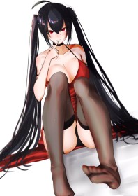 ahoge,assis,azur lane,bas,bas de lingerie,cheveux brun,choker,cleavage,couette,doigt sur la bouche,fille anime,frange,gros seins,mèche entre les yeux,non-nude,robe,taihou (azur lane),yeux rouge