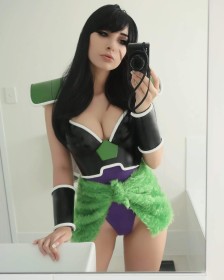 bekejacoba,broly,caucasien,cheveux brun,cleavage,cosplay,dragon ball,femme,frange,ongles longs,selfshot