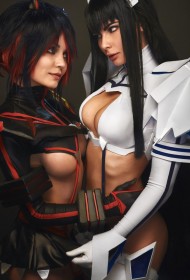 2 filles,caucasien,cheveux brun,cheveux multicolores,cleavage,cosplay,debout,femme,frange,groupe de filles,jannet incosplay,kalinka fox,kill la kill,kiryuuin satsuki,matoi ryuuko,non-nude,sideboob