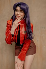 alina becker,caucasien,cheveux violet,clin d'oeil,cosplay,cuisses,debout,femme,jupe,mini jupe,misato katsuragi,neon genesis evangelion,oeil fermé,ongles longs,sourire,vernis mains,veste