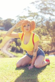 à genou,caucasien,cleavage,cosplay,dehors,femme,garde à vous,kayla erin,nintendo,ondine,pokemon,short,short en jean,tatouage