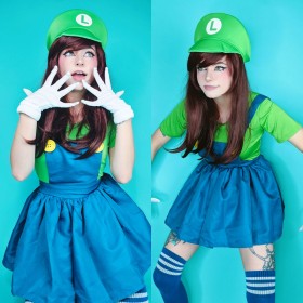 bas,casquette,caucasien,cosplay,femme,gants,luigi,mario (series),multiples vues,nintendo,piercing,piercing nez,robe,rougeur,rusty fawkes,sourire,tatouage,yeux bleu