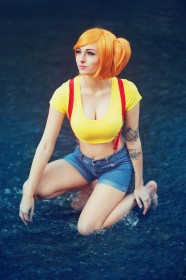 caucasien,cleavage,cosplay,femme,kayla erin,mouillée,nintendo,ondine,pokemon,short,short en jean,tatouage,yeux bleu