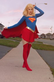 bas,cape,caucasien,cheveux blond,corps entier,cosplay,dc comics,debout,dehors,femme,jupe,justice league,mini jupe,ri care,super-héroïne,supergirl,superman (series),yeux bleu