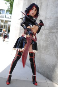 arme,bas,caucasien,cheveux court,cheveux multicolores,cosplay,debout,épée,femme,jupe,kill la kill,latex,matoi ryuuko,mini jupe,talon aiguille,underboob