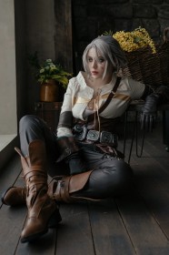 alina becker,assis,botte,caucasien,cd projekt red,cheveux gris,ciri,cosplay,femme,gants,rouge a lèvres,the witcher