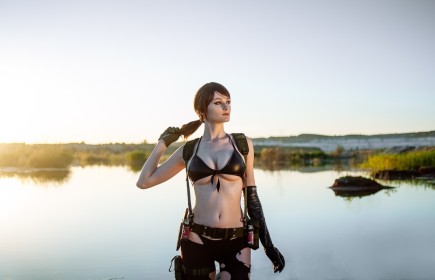 bikini top,caucasien,cheveux brun,cleavage,cosplay,dehors,femme,gants,gants de coude,gros seins,metal gear (series),queue de cheval,quiet,tniwe,underboob