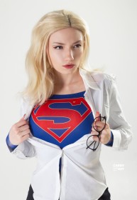 carry key,caucasien,cheveux blond,cosplay,dc comics,femme,justice league,lunette,rouge a lèvres,super-héroïne,supergirl,superman (series),yeux bleu