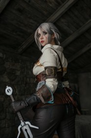 alina becker,arme,caucasien,cd projekt red,cheveux gris,ciri,cosplay,épée,femme,gants,regarde derrière,rouge a lèvres,the witcher,yeux vert