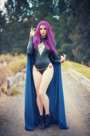 botte,caucasien,cheveux violet,cleavage,corps entier,cosplay,dc comics,debout,dehors,femme,jambes,kayla erin,leotard,raven (dc),rouge a lèvres,super-héroïne,teen titans,vernis mains