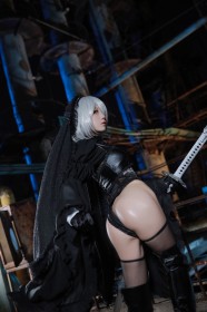 arme,asiatique,bas,bas de lingerie,botte,botte longue,cheveux argenté,cheveux court,chinoise,cosplay,cul,debout,épée,femme,gants,nier (series),shuimiaoaqua,yorha 2b