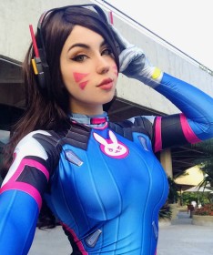 blizzard entertainment,caucasien,cheveux brun,combinaison,cosplay,d.va,femme,maria fernanda (fegalvao),overwatch,selfshot