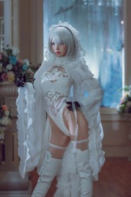 asiatique,bandeau,bas,bas de lingerie,botte,botte longue,cheveux argenté,cheveux court,chinoise,cosplay,femme,frange,gants,leotard,main sur la hanche,nier (series),shuimiaoaqua,yorha 2b