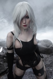 à genou,caucasien,cheveux blanc,cosplay,femme,gants,gants de coude,lada lyumos,nier (series),rouge a lèvres,yorha a2