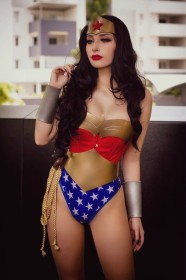 bekejacoba,caucasien,cheveux brun,cosplay,cuisses,dc comics,debout,femme,justice league,leotard,non-nude,princesse,rouge a lèvres,super-héroïne,tiare,wonder woman