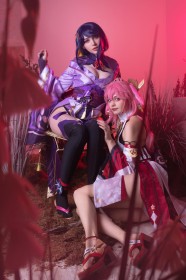 2 filles,accessoire de cheveux,assis,bas,caucasien,cheveux rose,cheveux violet,cleavage,cosplay,femme,fille renard,frange,genshin impact,groupe de filles,habits japonais,kimono,raiden shogun,sandales,tenletter,ulichan,yae miko