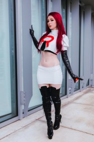 bas,botte,botte à talon,botte longue,caucasien,cosplay,debout,femme,gants,gants de coude,jenna lynn meowri,jessie (pokemon),jupe,mini jupe,nintendo,pokemon,rousse,talon aiguille,team rocket