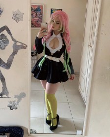 bas,caucasien,cheveux multicolores,cleavage,cosplay,couette,demon slayer,femme,kanroji mitsuri,maria fernanda (fegalvao),robe,selfshot,talon aiguille,tresse,vernis mains