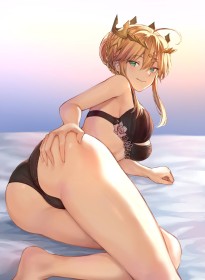 ahoge,artoria pendragon,cheveux blond,cheveux court,cul,cul saisi,culotte,fate (series),fille anime,lingerie,non-nude,regarde derrière,sourire,soutif,sur le coté,yeux vert