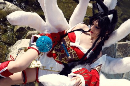 ahri,animal humanoide,caucasien,cheveux brun,cosplay,femme,fille renard,habits japonais,kimono,league of legends,multiples queues,oreilles animaux,queue,rouge a lèvres,sur le dos