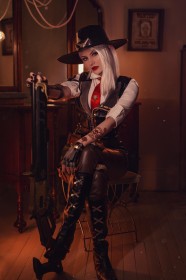 arme,ashe (overwatch),assis,blizzard entertainment,botte,botte courte,caucasien,chapeau,cheveux blanc,cosplay,cravate,femme,gants,gants sans doigts,jambes croisées,overwatch,pistolet,ri care,rouge a lèvres,steampunk,tatouage,vernis mains