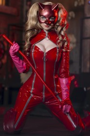 à genou,botte,botte longue,caucasien,cheveux blond,cleavage,combinaison,cosplay,couette,couette en spirale,femme,fouet,gants,gros seins,masque,peachmilky,persona,rouge a lèvres,sourire,takamaki anne,yeux bleu