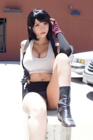 asiatique,assis,botte,cheveux brun,cleavage,cosplay,culotte,femme,final fantasy (series),final fantasy vii,frange,gants,gros seins,hana bunny,jupe,mini jupe,tifa lockhart