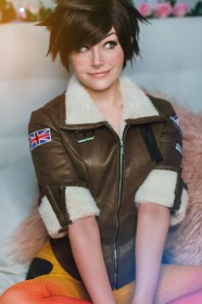 blizzard entertainment,caucasien,cheveux brun,cheveux court,cosplay,femme,overwatch,ri care,sourire,tracer,veste