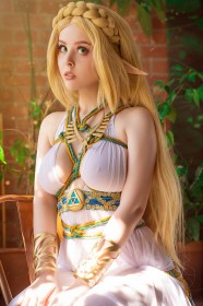 caucasien,cheveux blond,cosplay,elf,femme,helly von valentine (disharmonica),nintendo,oreilles pointues,princesse,princesse zelda,robe,the legend of zelda,très long cheveux,tresse,tresse en couronne,yeux vert