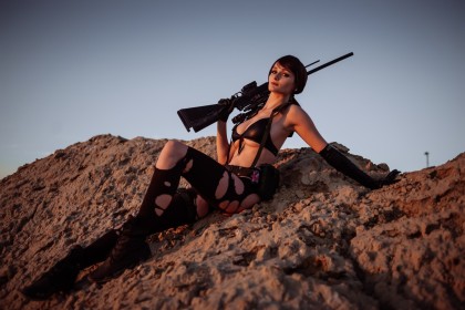 arme,assis,bikini top,caucasien,cheveux brun,cleavage,cosplay,dehors,femme,gants,gants de coude,gros seins,metal gear (series),pistolet,queue de cheval,quiet,tniwe,underboob